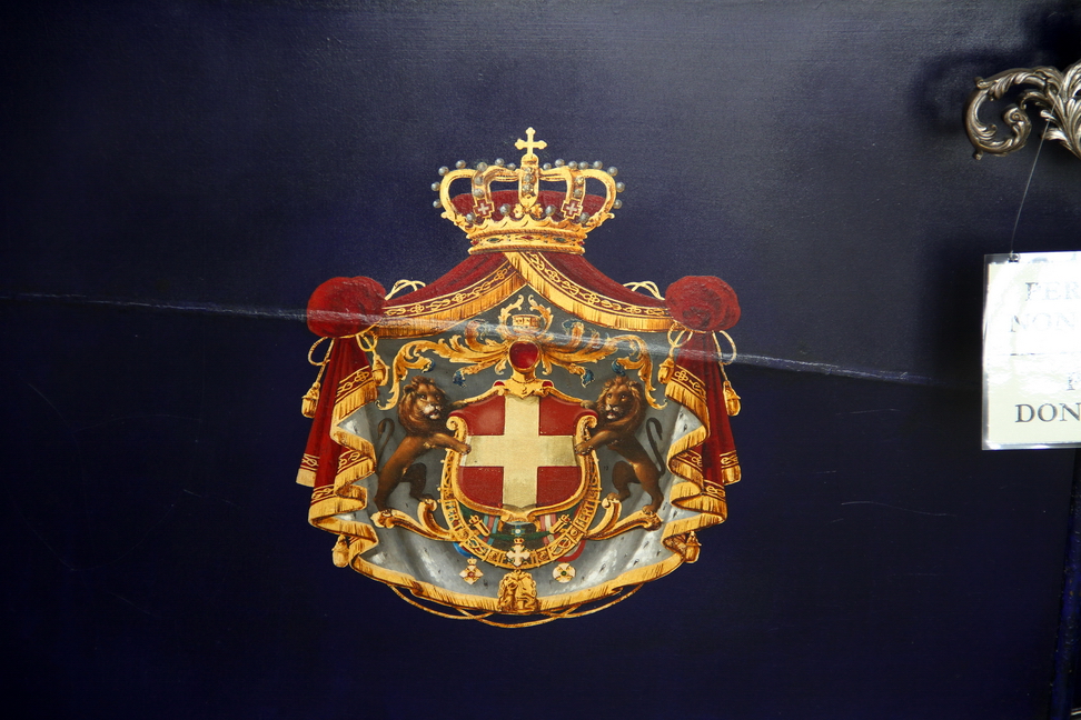 Carrozze Reali_123.JPG - La carrozza è a quattro posti e otto molle, intagliata e verniciata in rosso con profili neri. La cassa, a tre luci con cristalli molati, è in nero nella parte superiore e in blu Savoia in quella inferiore, con la Grand'arma sabauda sulle portiere. 
